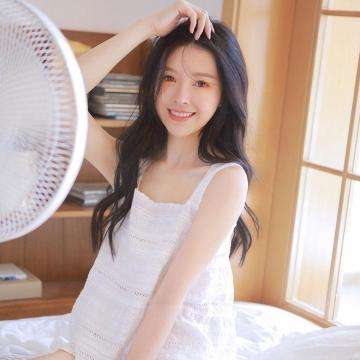 副市长暗访多次询问 女工作人员戴耳机听歌不理睬